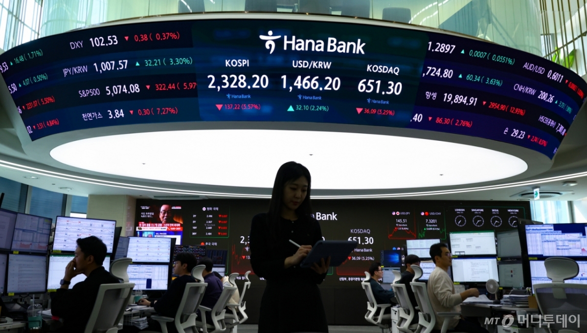  7일 서울 중구 하나은행 딜링룸에서 딜러들이 업무를 보고 있다. /사진=뉴시스