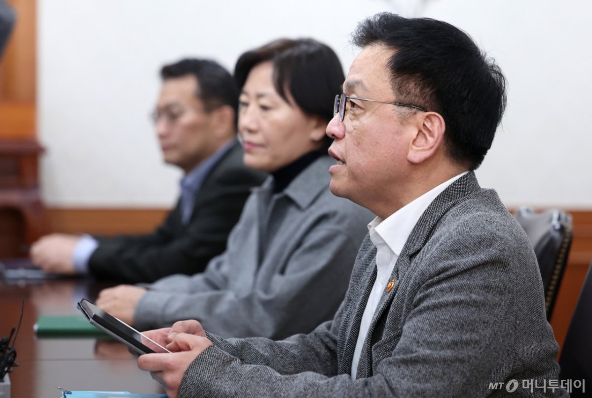 (서울=뉴스1) 김성진 기자 = 최상목 경제부총리 겸 기획재정부 장관이 30일 서울 종로구 정부서울청사에서 열린 긴급현안 관련 경제관계장관간담회에서 모두발언을 하고 있다. Copyright © 뉴스1. All rights reserved. 무단 전재 및 재배포, AI학습 이용 금지. /사진=(서울=뉴스1) 김성진 기자