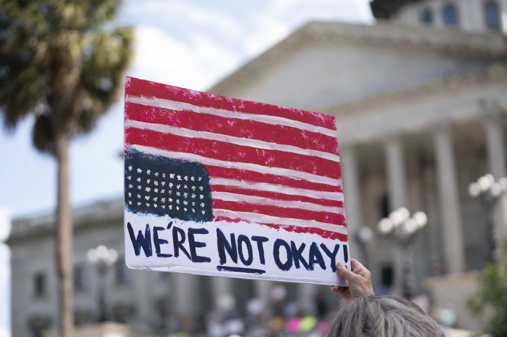 5일(현지시간) 미국 사우스캐롤라니아주 컬럼비아에서 반트럼프 시위대가 "우리는 괜찮지 않다"라고 적힌 팻말을 들고 있다./AFPBBNews=뉴스1