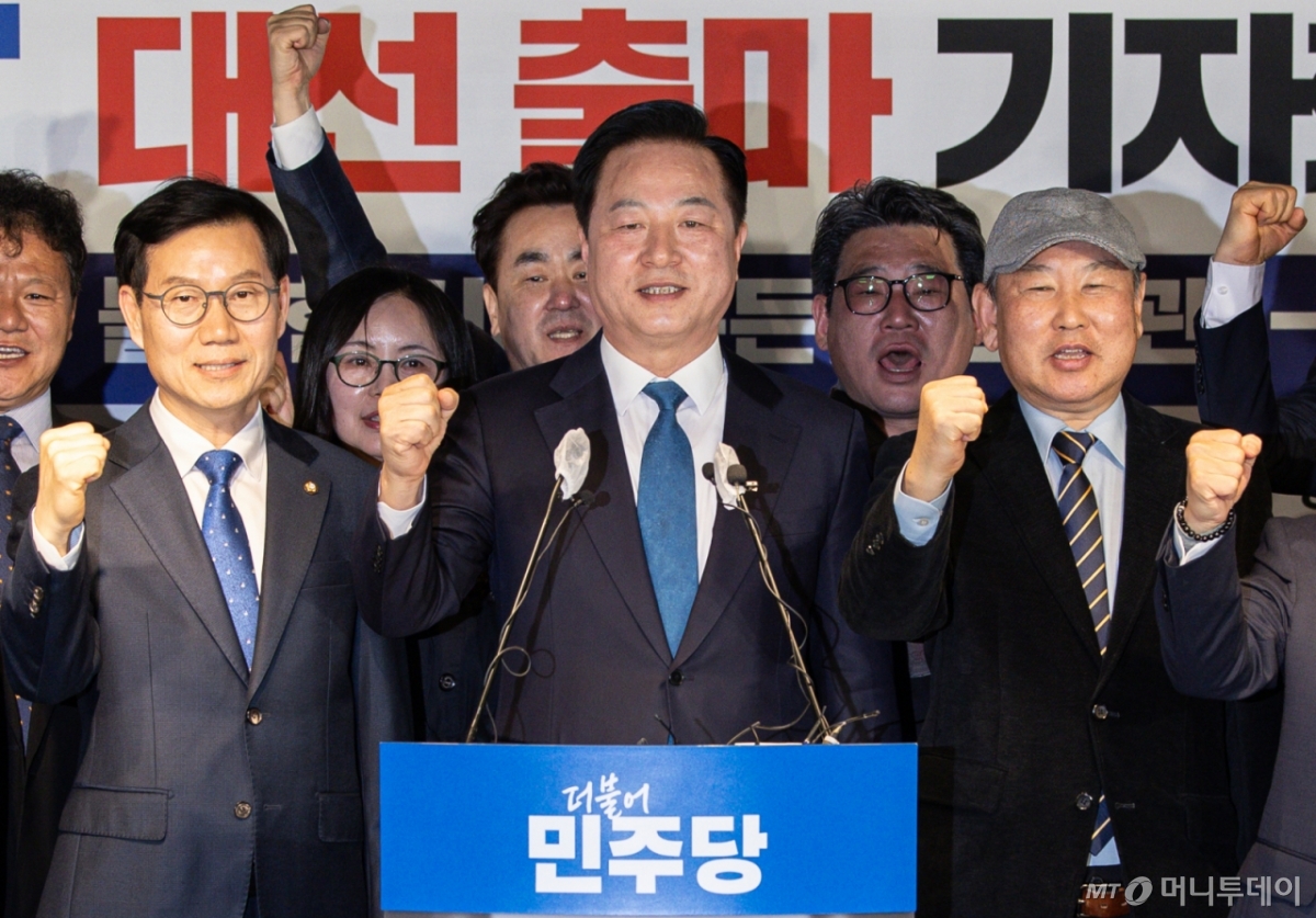 (서울=뉴스1) 이재명 기자 = 김두관 전 더불어민주당 의원이 7일 오전 서울 여의도 민주당사에서 열린 제21대 대통령 선거 출마 공식 선언 기자회견을 마친 후 지지자들과 파이팅을 외치고 있다. 2025.4.7/뉴스1  Copyright © 뉴스1. All rights reserved. 무단 전재 및 재배포,  AI학습 이용 금지. /사진=(서울=뉴스1) 이재명 기자