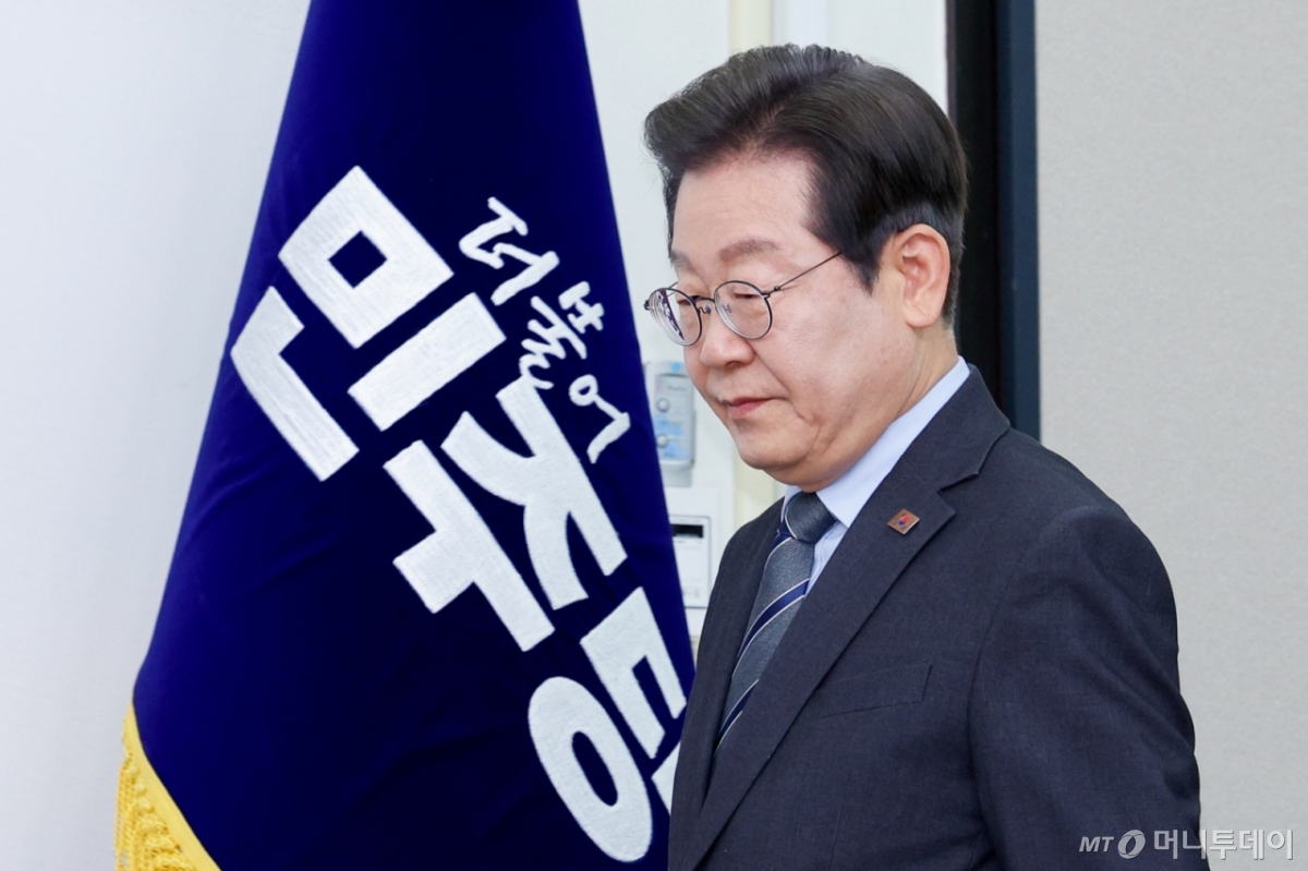 (서울=뉴스1) 안은나 기자 = 이재명 더불어민주당 대표가 7일 오전 서울 여의도 국회에서 열린 최고위원회의에 입장하고 있다. 2025.4.7/뉴스1  Copyright © 뉴스1. All rights reserved. 무단 전재 및 재배포,  AI학습 이용 금지. /사진=(서울=뉴스1) 안은나 기자