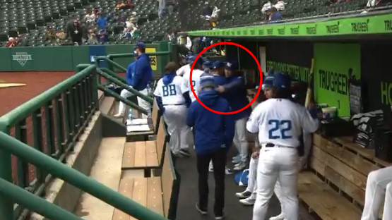 김혜성(빨간색 원)이 감독과 포옹을 나누고 있다. /사진=X 캡처