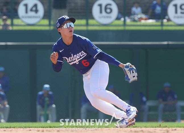 시범경기에서 내야 수비를 소화하고 있는 김혜성. /사진=김진경 대기자