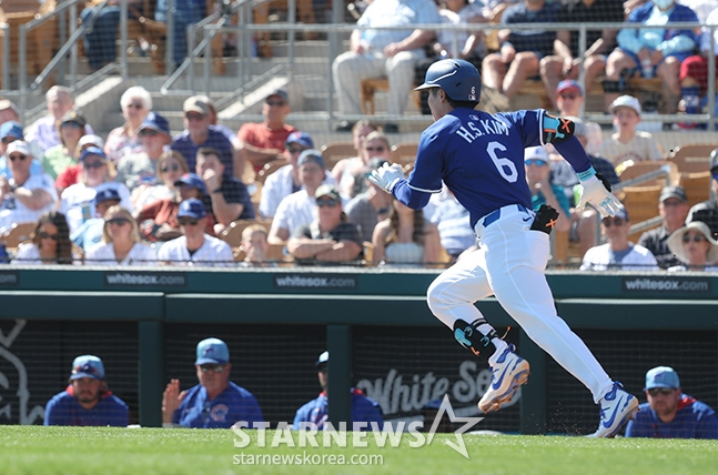 시범경기에서 1루로 전력질주하는 김혜성. /사진=김진경 대기자