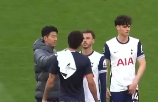 존슨(가운데)을 달래는 손흥민(왼쪽). /사진=영국 토크스포츠 캡처