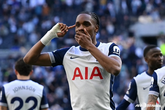 팀의 3번째 골을 득점한 마티스 텔(가운데). /AFPBBNews=뉴스1