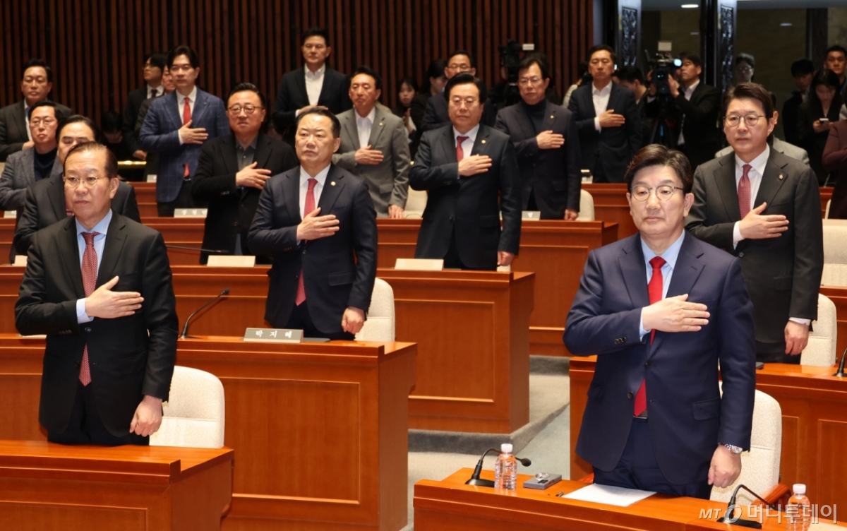 [서울=뉴시스] 조성우 기자 = 권영세(앞줄 왼쪽부터) 국민의힘 비상대책위원장과 권성동 원내대표 등 당 소속 의원들이 윤석열 전 대통령이 파면된 4일 서울 여의도 국회에서 열린 의원총회에서 국기에 대한 경례를 하고 있다. 2025.04.04. xconfind@newsis.com /사진=조성우