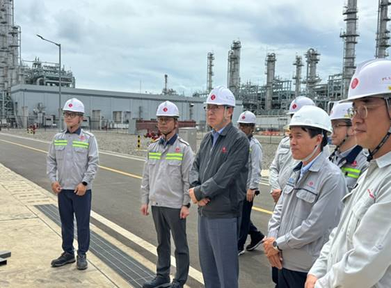 롯데케미칼 이영준 대표가 4일(현지시간) 인도네시아 반텐주 찔레곤시 라인프로젝트 현장을 살펴보고 있다./사진=롯데케미칼 제공