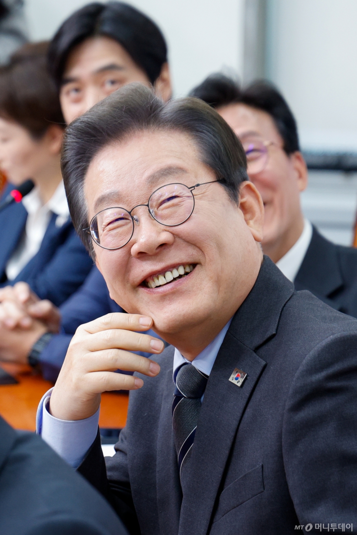 (서울=뉴스1) 안은나 기자 = 이재명 더불어민주당 대표가 7일 오전 서울 여의도 국회에서 열린 최고위원회의에서 홍준표 대구시장의 '탄핵 당한 당은 대선을 포기해야한다' 과거 발언 영상을 본 뒤 박찬대 원내대표와 웃으며 대화하고 있다. 2025.4.7/뉴스1 Copyright © 뉴스1. All rights reserved. 무단 전재 및 재배포, AI학습 이용 금지. /사진=(서울=뉴스1) 안은나 기자