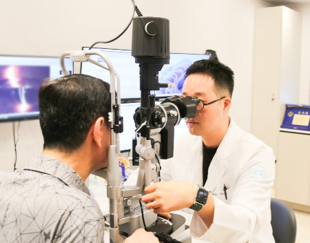 세란병원 안과센터 강민재 과장이 환자를 진료하고 있다./사진=세란병원