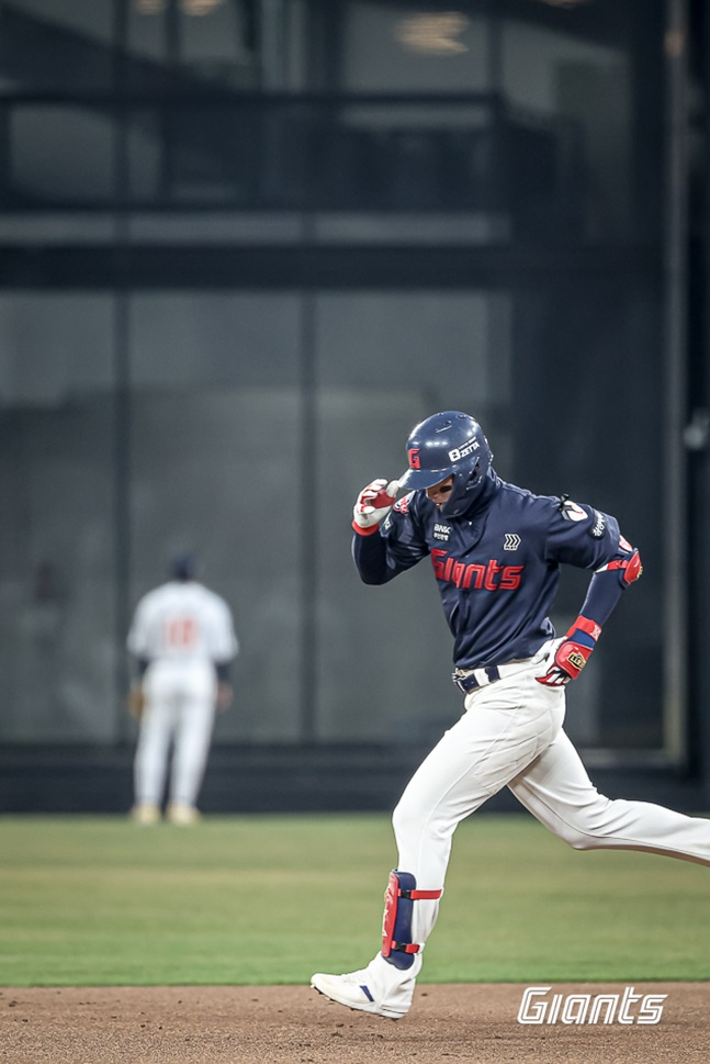 롯데 윤동희가 2일 대전 한화전에서 2회초 우월 솔로포를 기록한 후 그라운드를 돌고 있다. 그의 뒤로 한화생명 볼파크의 '몬스터 월'이 보인다. /사진=롯데 자이언츠 제공
