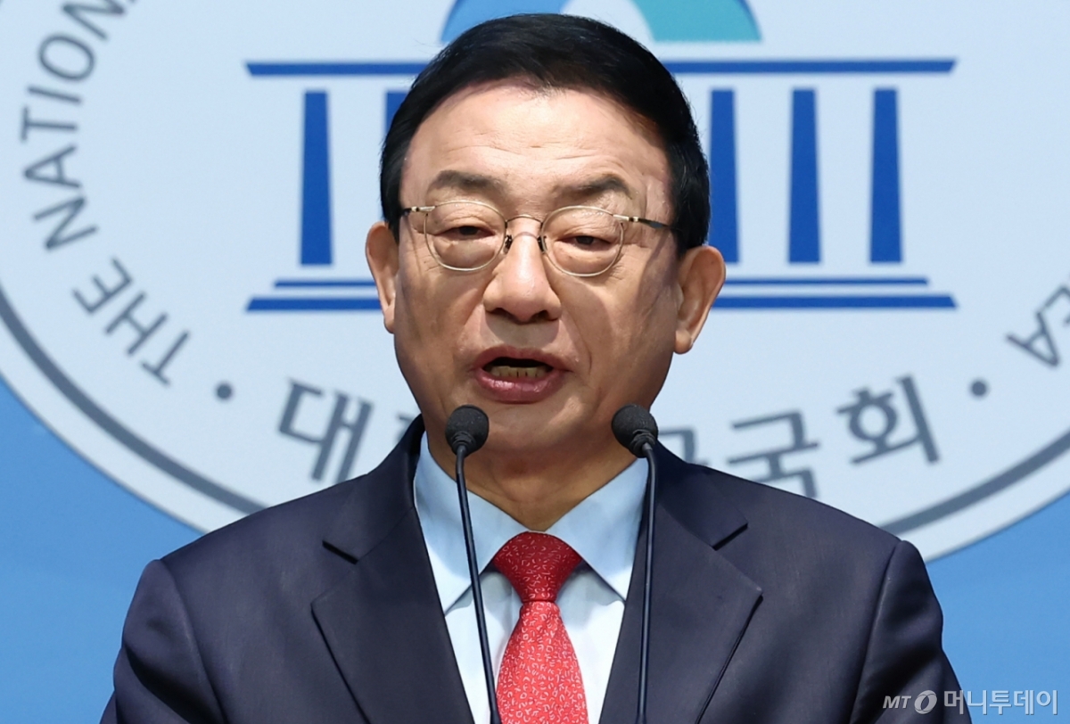 이정현 전 새누리당 대표가 8일 오전 서울 여의도 국회 소통관에서 제21대 대통령선거 출마 선언 기자회견을 하고 있다. 2025.4.8/뉴스1 Copyright © 뉴스1. All rights reserved. 무단 전재 및 재배포, AI학습 이용 금지.