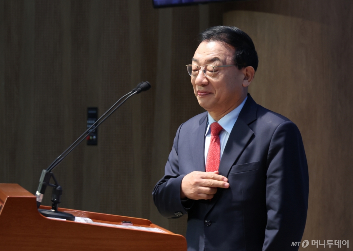 이정현 전 새누리당 대표가 8일 서울 여의도 국회 소통관에서 국민의힘 대선 후보 경선 출마 기자회견을 하기 위해 단상에 오르고 있다. 2025.04.08./사진=뉴시스