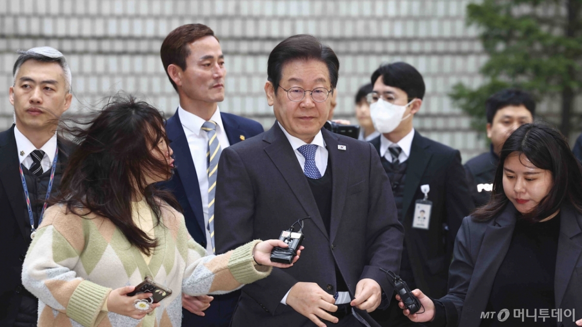 [서울=뉴시스] 김근수 기자 = 이재명 더불어민주당 대표가 8일 오전 서울 서초구 서울중앙지방법원에서 열린 대장동 배임 및 성남FC 뇌물 혐의 공판에 출석하고 있다. 2025.04.08. ks@newsis.com /사진=김근수