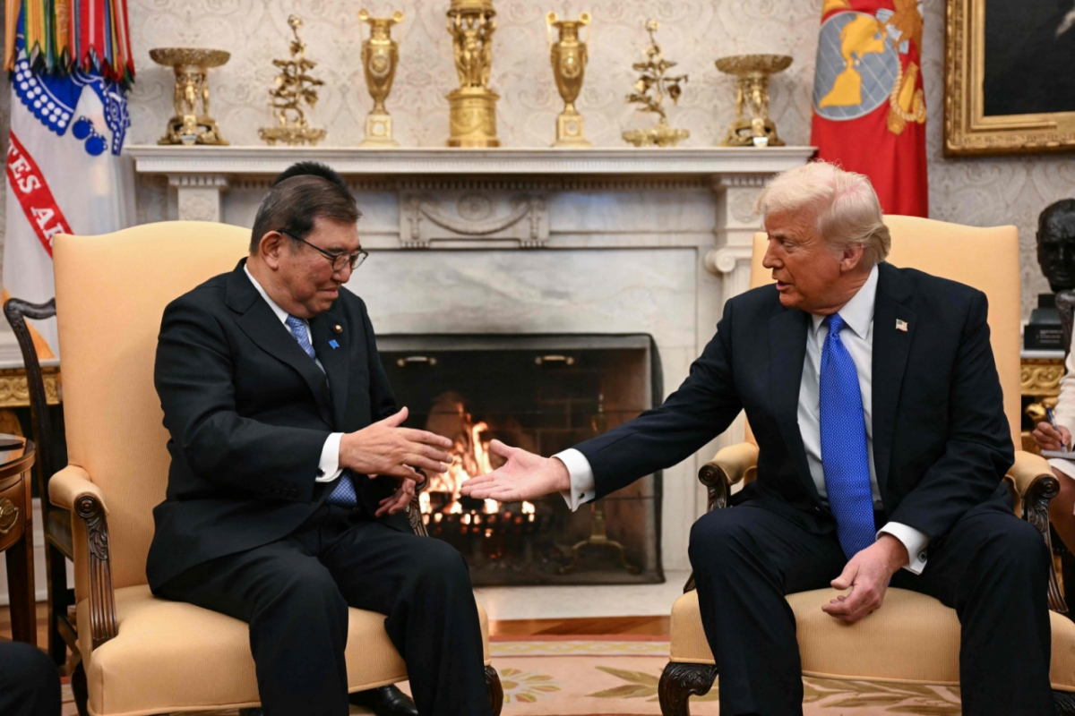 도널드 트럼프 미국 대통령(오른쪽)과 이시바 시게루 일본 총리가 미국 워싱턴DC 백악관에서 만나 정상회담을 하기 앞서 악수를 나누고 있다. /AFPBBNews=뉴스1