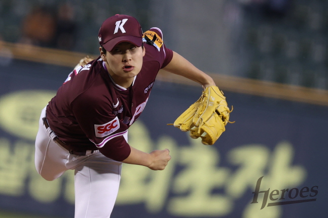 투구하는 윤현. /사진=키움 히어로즈 제공