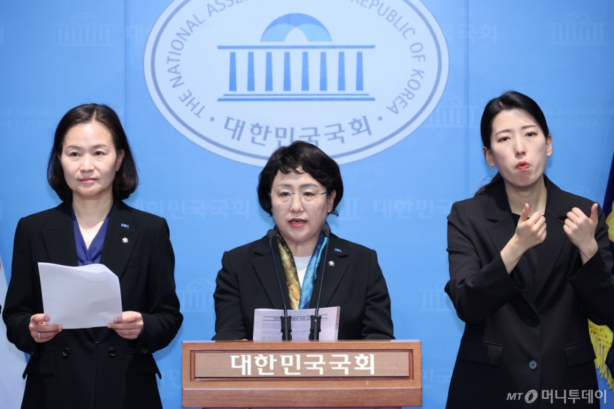 [서울=뉴시스] 권창회 기자 = 김선민 조국혁신당 대표 권한대행이 8일 오후 서울 여의도 국회 소통관에서 열린 한덕수 권한대행 헌법재판관 지명 관련 규탄 기자회견에서 발언하고 있다. 2025.04.08. kch0523@newsis.com /사진=권창회