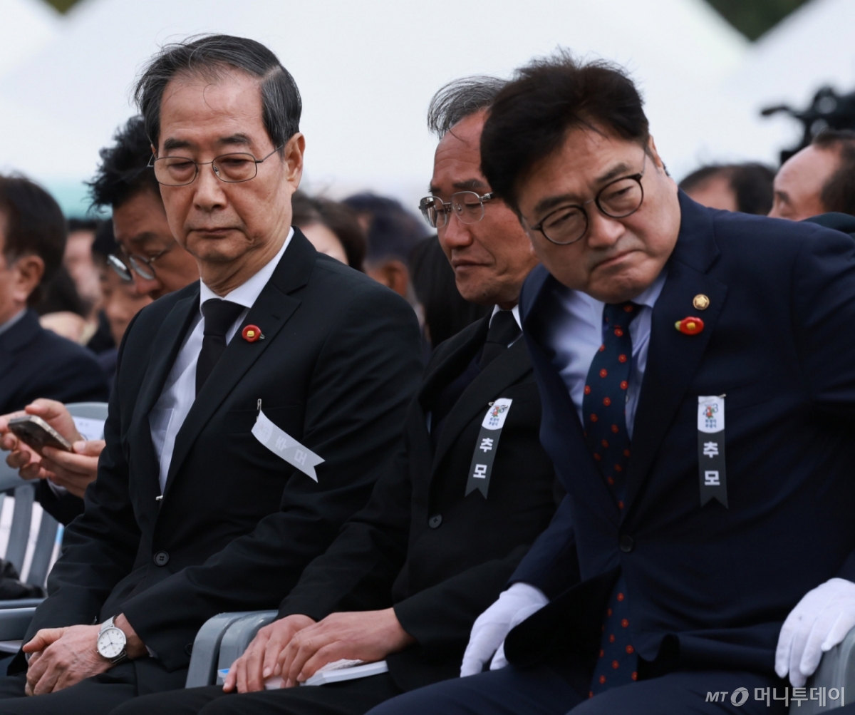 [제주=뉴시스] 조수정 기자 = 한덕수 대통령 권한대행 국무총리와 우원식 국회의장이 3일 제주특별자치도 4·3 평화공원에서 열린 '77주년 4·3 희생자 추념식'에 참석하고 있다. (대통령실통신사진기자단) 2025.04.03. chocrystal@newsis.com /사진=조수정