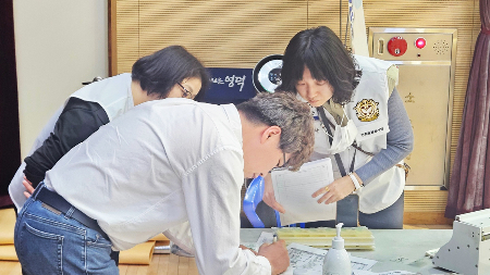 경상북도간호사회 간호돌봄봉사단이 산불로 피해입은 경북 지역 주민 건강 회복을 위해 간호봉사활동을 진행하고 있다./사진=대한간호협회