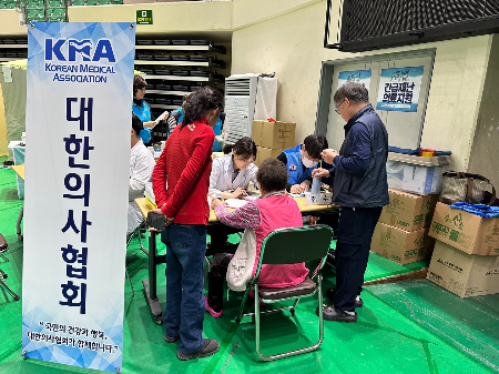 대한의사협회 긴급재난의료지원단이 산불 피해 현장에서 환자를 진료하고 있다./사진=대한의사협회