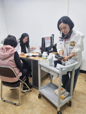 경상북도간호사회 간호돌봄봉사단이 산불로 피해입은 경북 지역 주민 건강 회복을 위해 간호봉사활동을 진행하고 있다./사진=대한간호협회