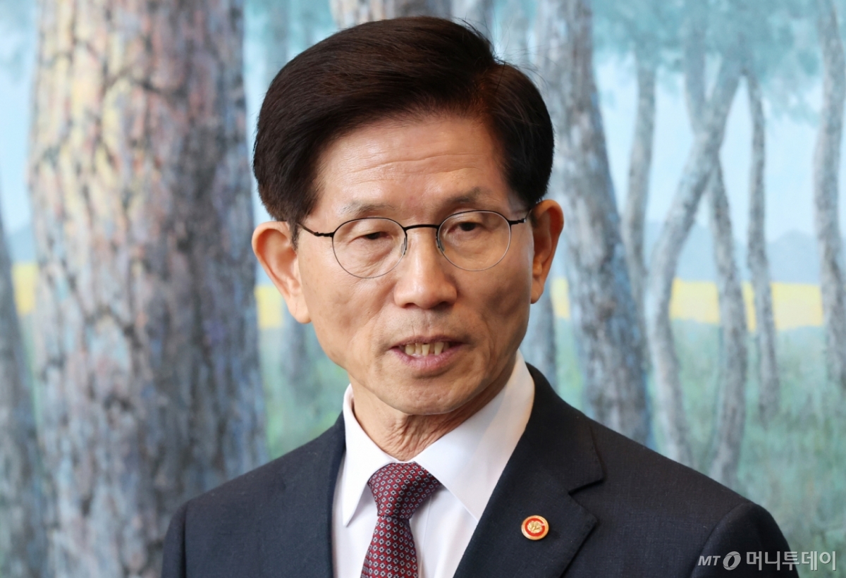 (서울=뉴스1) 임세영 기자 = 김문수 고용노동부 장관이 8일 오전 서울 종로구 정부서울청사에서 제21대 대통령 선거 출마 관련해 기자들과 간담회를 마치고 나서고 있다. 이날 김 장관은 제21대 대통령 선거에 출마하겠다는 뜻을 밝혔다. 2025.4.8/뉴스1 Copyright © 뉴스1. All rights reserved. 무단 전재 및 재배포, AI학습 이용 금지. /사진=(서울=뉴스1) 임세영 기자