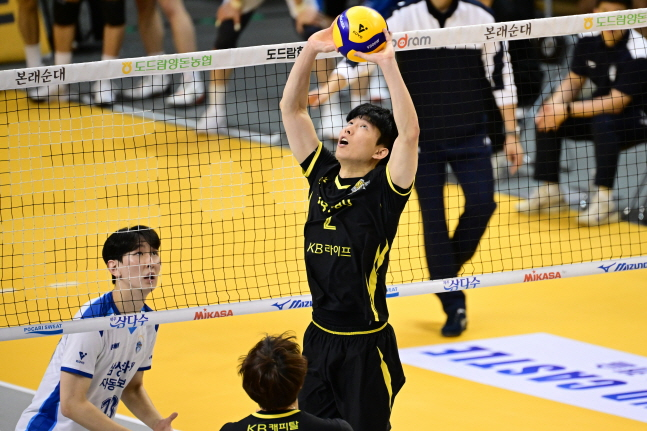 황택의(오른쪽). /사진=KOVO 제공