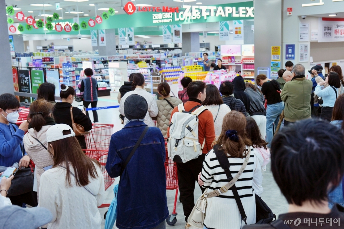 롯데마트는 창립 27주년을 맞아 그로서리 쇼핑 대축제 '땡큐절'을 진행하며, 주요 인기 식품을 단 하루 특가에 판매하는 '땡 잡았다! 하루 특가'를 오는 30일까지 일자별로 선보인다. 2025.03.27. /사진=뉴시스(롯데마트 제공).