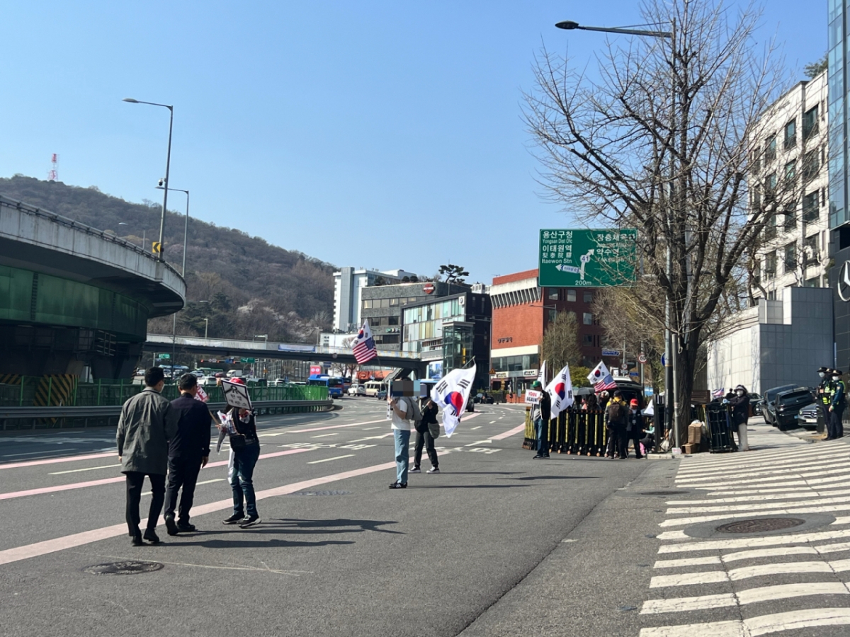헌법재판소가 윤석열 전 대통령을 파면한 지 5일 만에 서울 용산구 한남동 관저 앞으로 일부 지지자들이 모였다. 윤 전 대통령 부부가 오는 11일 관저를 떠난다는 소식이 알려지면서 한남동 일대로 보수층 집결이 당분간 계속될 것으로 보인다. /사진=민수정 기자.