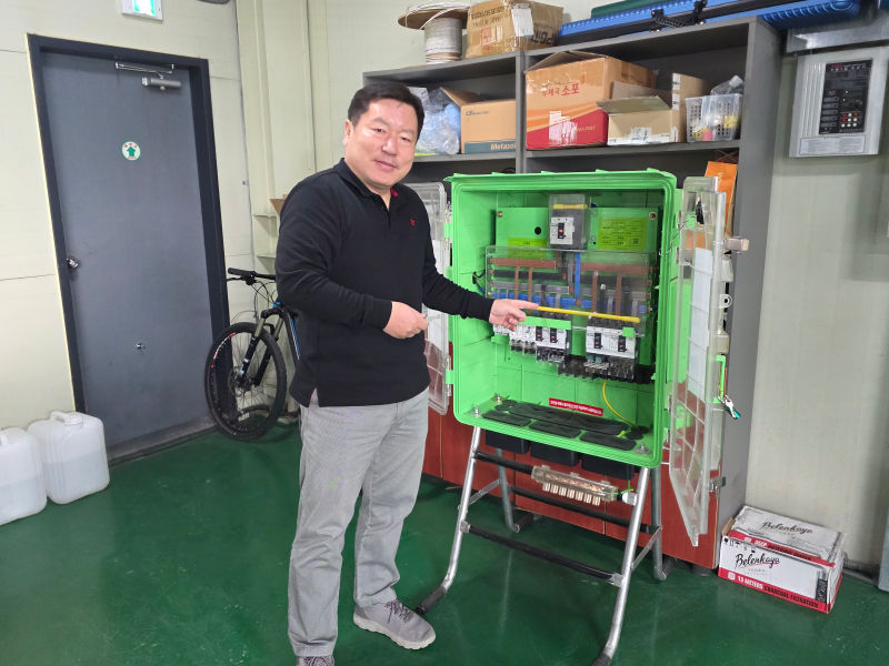 이학면 대표가 좀 더 큰 사이즈의 'FZ-T' 제품을 설명하고 있다./사진=이민호 기자