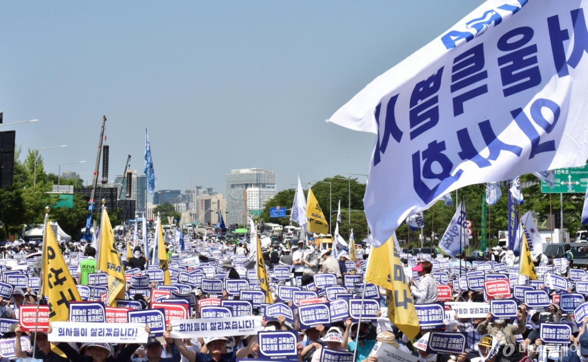 대한의사협회가 주관하는 '정부가 죽인 한국의료, 의사들이 살려낸다' 총궐기대회가 18일 서울 여의도 환승센터 앞 여의대로 일대에서 개최됐다. 의협은 “이번 휴진은 의사의 밥그릇 지키기가 아니라 정부의 잘못된 의료정책으로 의료체계가 붕괴하는 것을 막기 위한 것”이라고 주장했다. /사진=임한별(머니S)