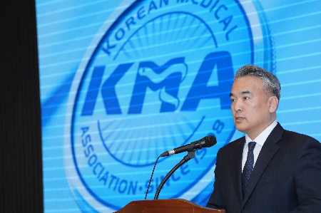 김성근 대한의사협회 대변인이 8일 오후 의협회관 지하 1층 대강당에서 진행된 의료현안 브리핑에서 발언하고 있다./사진=대한의사협회