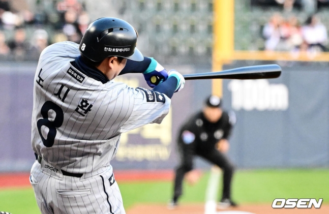 한화 노시환이 8일 잠실 두산전 1회초 무사 1, 2루에서 좌월 3점 홈런을 때리고 있다.