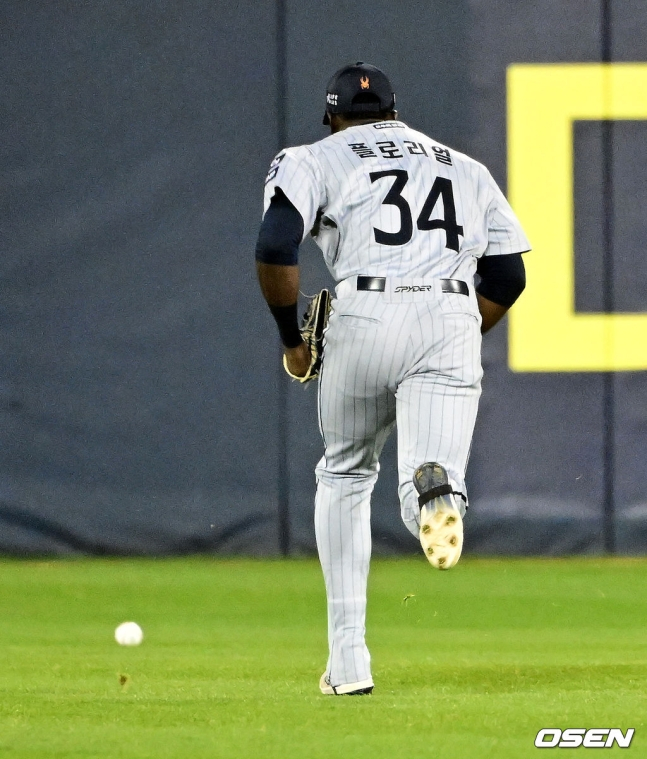 한화 플로리얼이 8일 잠실 두산전  4회말 2사 2루에서 두산 박계범의 안타 때 포구 실책을 범하고 있다.