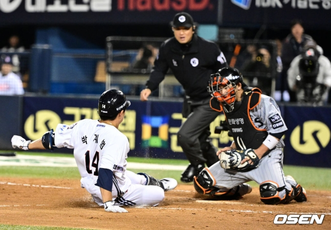 두산 박계범(왼쪽)이 8일 잠실 한화전 4회말 2사 2루에서 중전 적시타를 때리고 홈까지 들어오고 있다.