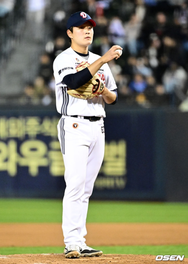 두산 김택연이 8일 잠실 한화전 9회말 올라왔다.