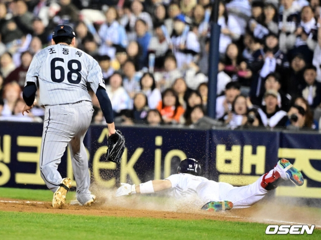 두산 조수행(오른쪽)이 8일 잠실 한화전 3회말 1루에 세이프되고 있다.