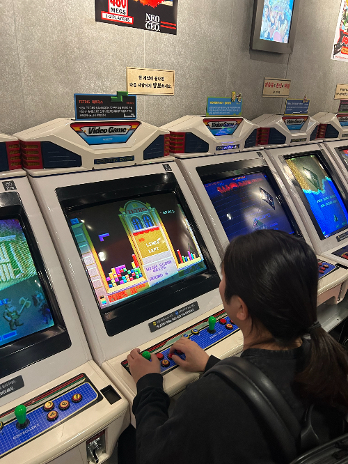 넷마블 게임박물관 플레이 컬렉션에서 테트리스를 즐기는 기자의 모습. 2025.04.08./사진=이정현 기자