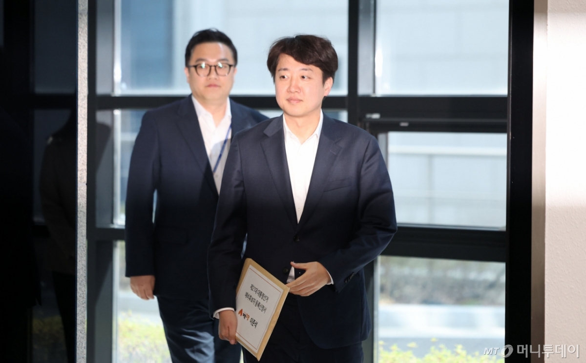 [과천=뉴시스] 김선웅 기자 = 이준석 개혁신당 의원이 8일 경기 과천시 중앙선거관리위원회에서 오는 6월 3일 실시되는 제21대 대통령선거에 예비후보 등록을 하기 위해 접수장소로 들어서고 있다. 2025.04.08. mangusta@newsis.com /사진=김선웅