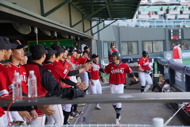마산용마고 선수들이 물금고전에서 득점한 뒤 기뻐하고 있다. /사진=대한야구소프트볼 협회 제공