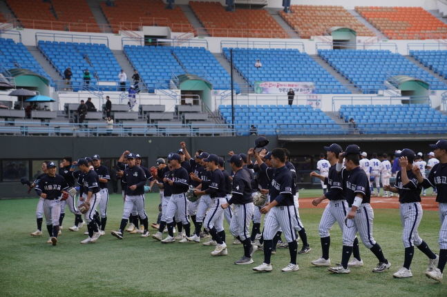 서울고 선수들이 청원고와 16강전에서 승리 후 기뻐하고 있다. /사진=대한야구소프트볼 협회 제공