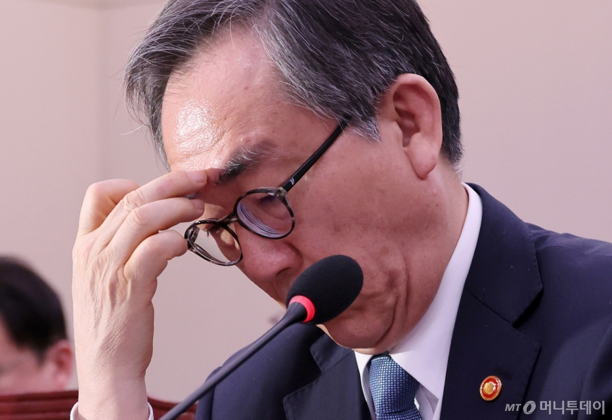 조태열 외교부 장관이 지난달 24일 오후 서울 여의도 국회에서 미국 에너지부가 한국을 민감국가로 지정한 문제와 관련 긴급 현안보고 및 질의를 위해 열린 외교통일위원회 전체회의에서 잠시 생각에 잠겨 있다. / 사진=뉴시스