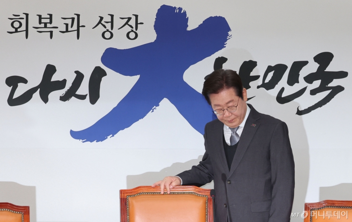 [서울=뉴시스] 권창회 기자 = 이재명 더불어민주당 대표가 4일 서울 여의도 국회에서 헌법재판소의 윤석열 대통령 파면 선고에 대한 긴급 기자회견을 열고 입장하고 있다. 2025.04.04. kch0523@newsis.com /사진=권창회