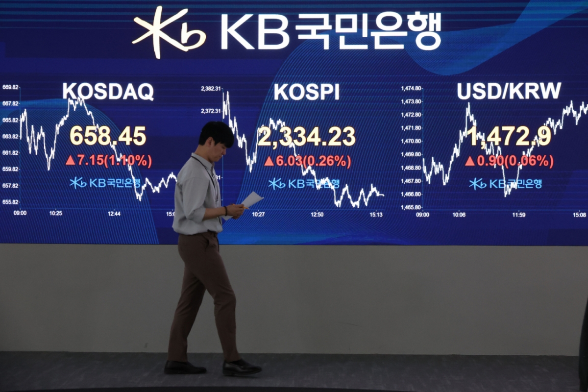 [서울=뉴시스] 권창회 기자 = 8일 오후 서울 여의도 KB국민은행 스마트딜링룸에서 딜러들이 업무를 보고 있다.   코스피가 전 거래일보다 6.03포인트(0.26%) 오른 2334.23에 마감했다. 코스닥 지수는 전 거래일보다 7.15포인트(1.10%) 상승한 658.45, 원·달러 환율은 전 거래일보다 5.4원 오른 1473.2원에 마감했다. 2025.04.08. kch0523@newsis.com /사진=권창회