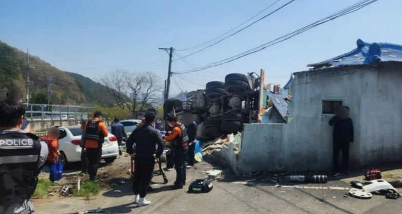 8일 낮 경남 창원시 마산회원구 한 회전교차로에서 레미콘 차량이 주택을 덮친 후 옆으로 쓰러져 있다. 이 사고로 주택에 사는 70대 주민이 사망했다. /사진=뉴시스