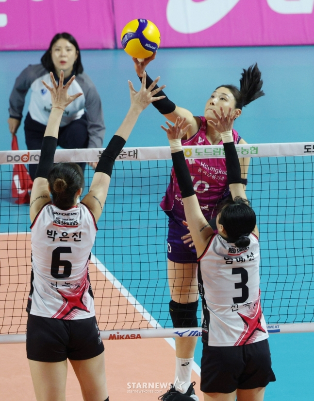 흥국생명 김연경(오른쪽)이 8일 챔프전 5차전에서 정관장의 더블 블로커 위로 공격을 퍼붓고 있다. /사진=김진경 대기자