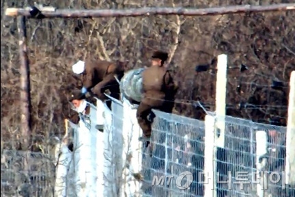 합동참모본부가 지난달 27일 동부전선 임시초소에 경계근무 투입되는 북한군의 모습을 공개했다. / 사진=합동참모본부
