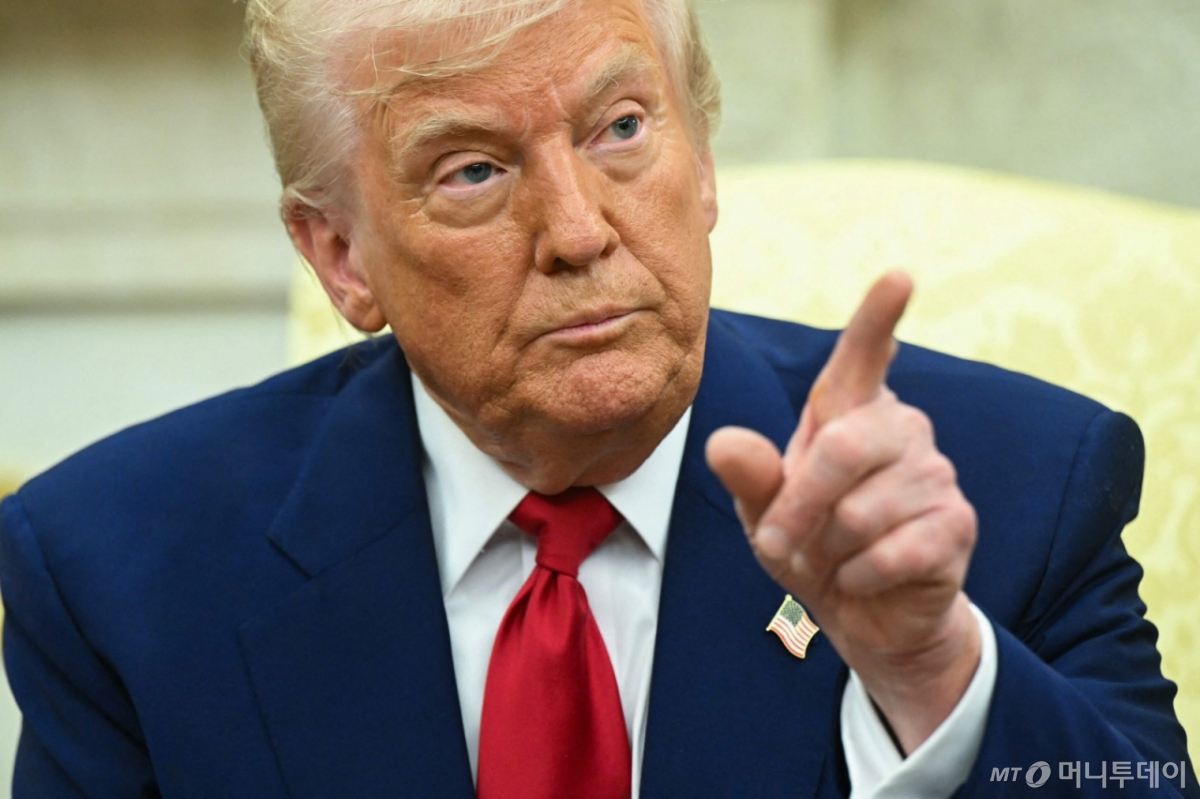 (워싱턴 AFP=뉴스1) 우동명 기자 = 도널드 트럼프 미국 대통령이 7일(현지시간) 워싱턴 백악관에서 방미 중인 베냐민 네타냐후 이스라엘 총리와 회담 중 “EU가 미국 공산품에 대해 무관세를 제안한 것은 충분하지 않다"고 말하고 있다. 2025.04.08  ⓒ AFP=뉴스1  Copyright © 뉴스1. All rights reserved. 무단 전재 및 재배포,  AI학습 이용 금지. /사진=(워싱턴 AFP=뉴스1) 우동명 기자