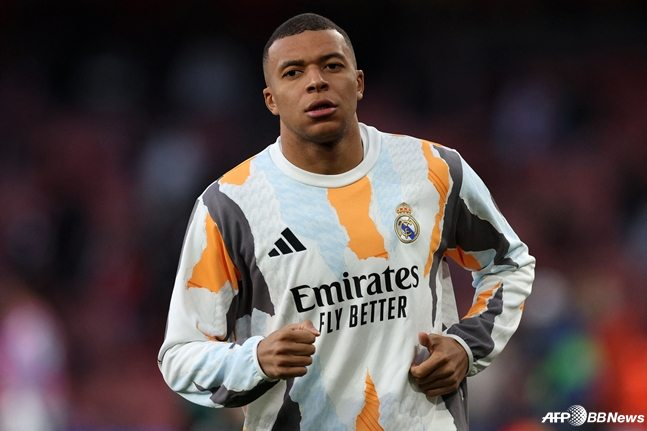 킬리안 음바페가 9일 오전 4시(한국시간) 영국 런던의 에미레이츠 스타디움에서 열릴 2024~2025시즌 유럽축구연맹(UEFA) 챔피언스리그(UCL) 8강 1차전 시작 전 몸을 풀고 있다. /AFPBBNews=뉴스1