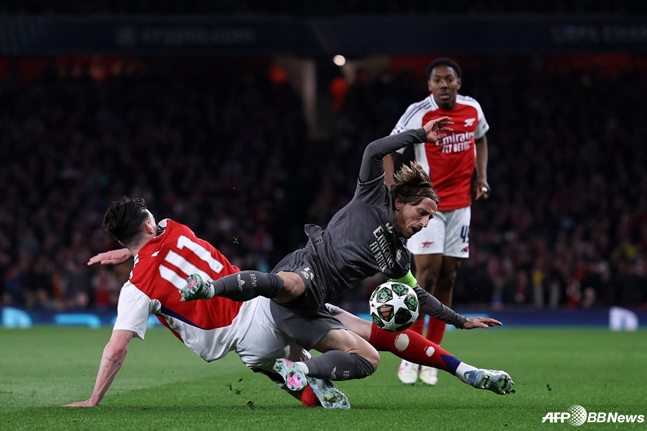 열일 오전 4시(한국시간) 영국 런던의 에미레이츠 스타디움에 열린 2024~2025시즌 유럽축구연맹(UEFA) 챔피언스리그(UCL) 8강 1차전 도중 데클란 라이스(왼쪽)가 루카 모드리치(가운데)에게 태클을 시도하고 있다. /AFPBBNews=뉴스1